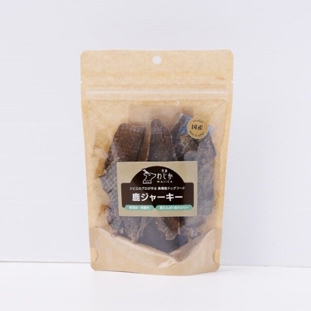 ジビエ肉のプロ歴５０年のキザキが厳選した鹿肉ドッグフードが誕生！

一番人気のジビエジャーキーの紹介です。

【商品の特徴】
京都天然鹿のもも肉の部分を使用。小さめの犬でも噛みやすい、ほどよい硬さです！　　　　
肉の旨みをギュッと凝縮しているので、噛めば噛むほど美味しいやみつきジャーキーです。

【鹿ジャーキー成分】
粗タンパク質80％以上、粗脂肪5％以上、粗繊維0.1％以下、水分10％以下
エネルギー172kcal/50g

【栄養価と健康効果】
天然鹿肉は犬の健康に多くのメリットがあります。
ビタミンB群が豊富で、エネルギー代謝を促進し神経系の健康をサポートします。
ビタミンEの抗酸化作用により、老化やストレスによる細胞損傷を防ぎます。
ビタミンAは視力や皮膚の健康に重要な役割を果たします。
消化しやすいため、胃腸の負担を軽減します。

【アレルギー対応】
天然鹿肉はアレルギー反応が少ない食材の一つです。

【対象犬種と年齢】
超小型犬から大型犬まで、また成犬からシニア犬まで幅広い犬種と年齢に適しています。

【キザキのこだわり】
ジビエ肉のプロ歴５０年のキザキが厳選！　京都の大自然の山中で育った抜群に美味しい厳選鹿肉を日本中の犬にお届けします。
厳選した鹿肉を、職人が丁寧に仕込み、最新の乾燥機でじっくりと時間をかけて仕上げています。そのため、美味しさが逃げることなく閉じ込められており、噛むたびに鹿の風味が感じられます。また、犬の健康を第一に考え、「無添加」「無着色」にこだわっています。
「低カロリー」なのに「高タンパク」、他の肉に比べ「鉄分」がたっぷり含まれているので、犬の健康維持に役立ちます。

【内容量】50g

【保存方法】常温

#鹿肉 #鹿肉ドッグフード #国産ドッグフード #無添加ドッグフード #保存料不使用 #おもちゃ #愛犬家　#愛犬家と繋がりたい#犬好きな人と繋がりたい #鹿肉ふりかけ #ジビエ肉 #和束町 #京都 #ジビエ #SDGs #循環型社会